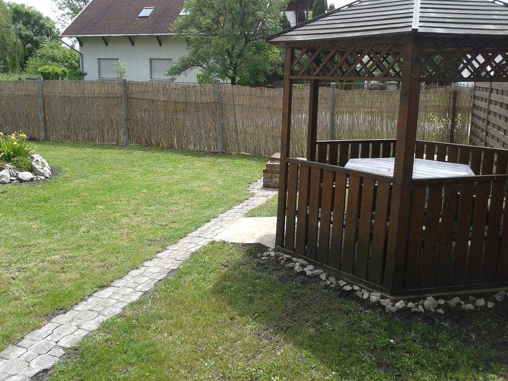 Ferienwohnung Apartmanhaz Balatonfenyves Exterior foto